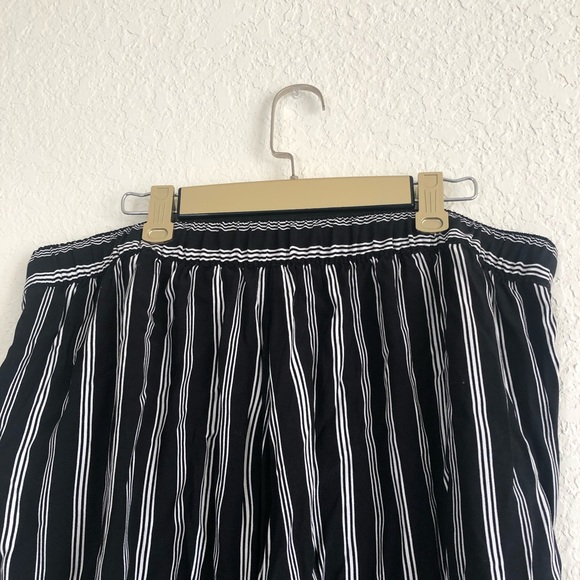 NWOT LOFT Plus Wide Leg B&W Pinstripe Trousers 🖤 - Picture 7 of 12